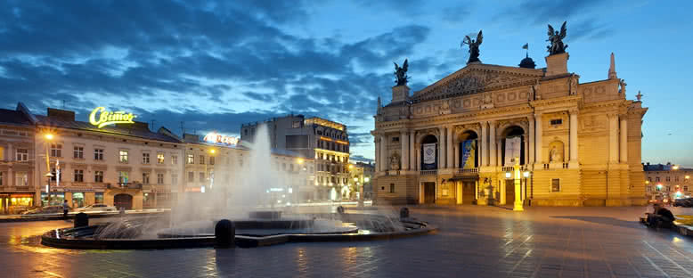 Akşam Işıkları ile Opera Binası - Lviv