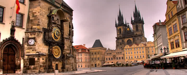Astronomik Saat Kulesi ve Tyn Kilisesi - Prag
