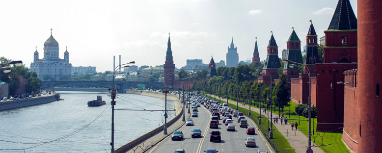 Kremlin Sahil Yolu ve Kurtarıcı İsa Kilisesi - Moskova