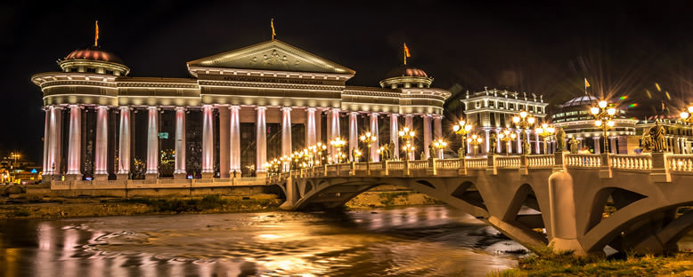 Arkeoloji Müzesi ve Gece Işıkları - Üsküp