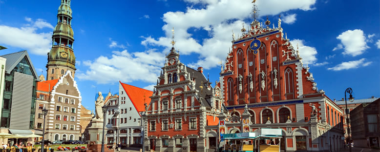 Karakafalar Binası ve St. Peter Kilisesi - Riga