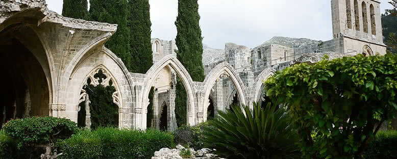 Bellapais Manastırı Bahçesi - Kıbrıs