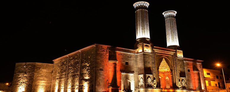 Çifte Minareli Medrese Gece Manzarası - Erzurum