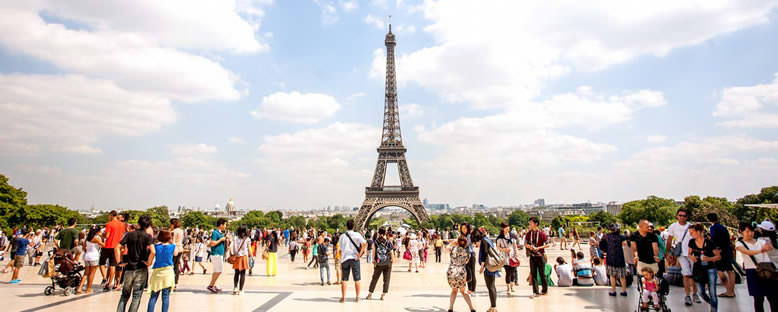 Eyfeel Kulesi ve Turistler - Paris