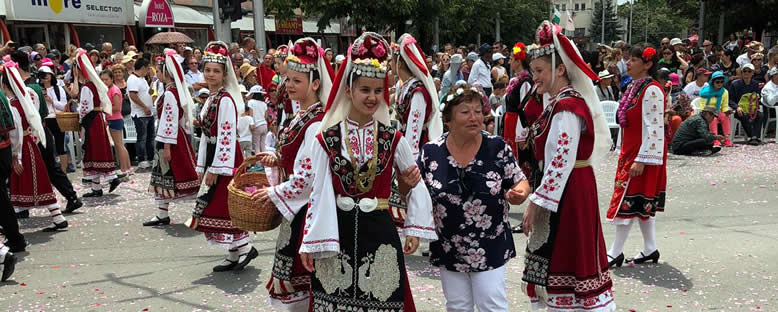 Geleneksel Kıyafetli Gençler - Kazanlık Gül Festivali