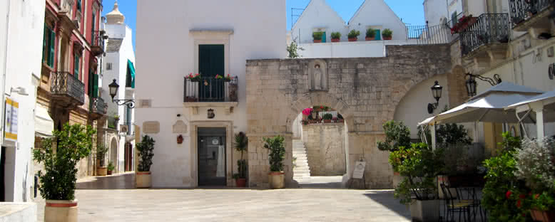 Locorotondo Sokakları - Puglia