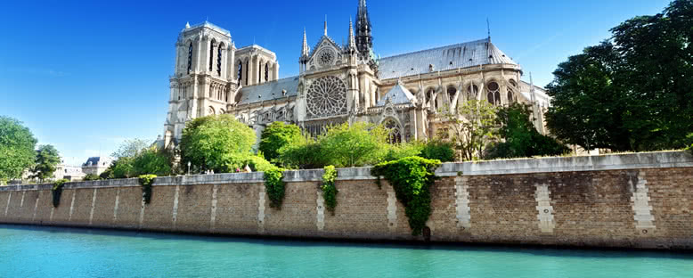 Nehirden Notre Dame Katedrali - Paris