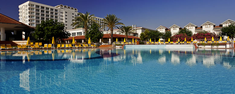 Otel ve Havuz Alanı - Salamis Bay Conti Hotel
