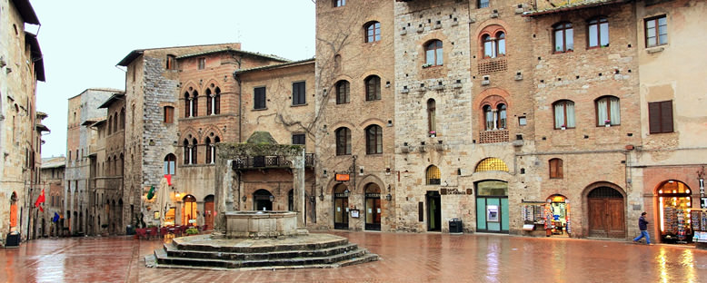 Piazza Della Cisterna - San Gimignano