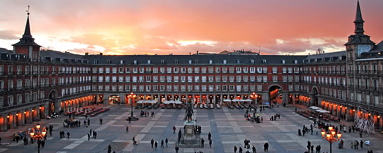 Plaza Mayor'da Akşam - Madrid