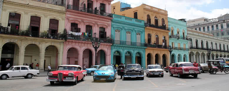 Renkli Binalar ve Arabalar - Havana