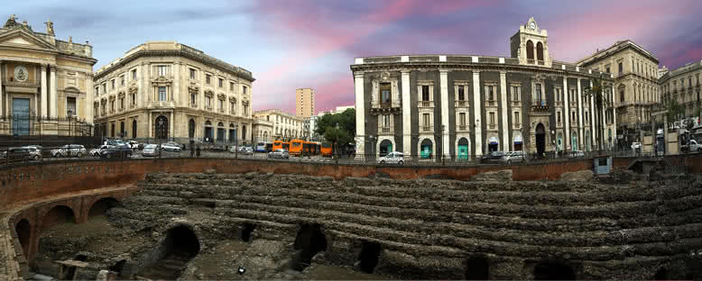 Tarihi Binalar ve Roma Amfitiyatrosu - Catania
